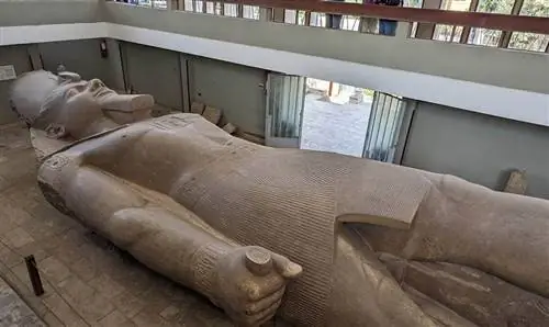 Одна из самых больших статуй Рамзеса II в Мемфисе.