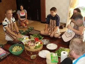Группа собирается вокруг свежих продуктов с рынка Бангкокской кулинарной академии.