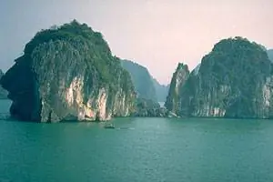 Карстовые башни в бухте Халонг - фото предоставлено Geoimages. Berkeley.edu
