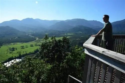 Окрестностями Sleeping Giant Rainforest Lodge лучше всего любоваться из беседки, грязной полумили подъема мимо невероятных скальных стен и свисающих лоз.