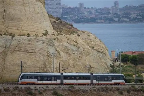 Трамвай - лучший способ передвижения по северному побережью Аликанте.