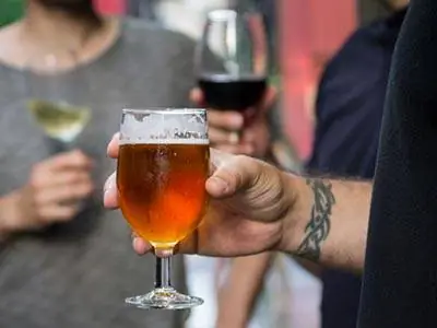 Поднимите cerveza в Аликанте!