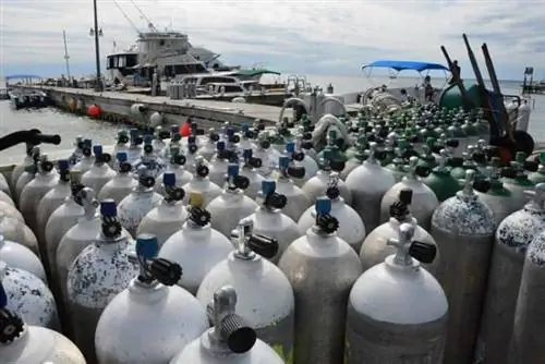 Баллоны для подводного плавания в дайв-магазине Amigos Del Mar ждут, когда вы отправитесь к Большой голубой дыре.