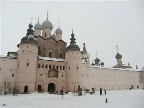 Ростовский Кремль представляет собой крепостной комплекс с монастырем и офисами внутри.