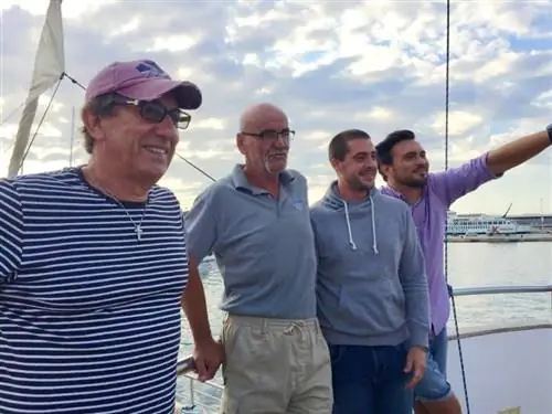 Капитан и команда Adriatic Breeze прощаются с нами, когда мы высаживаемся в Сплите.