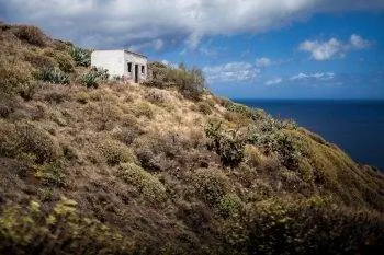 Самодельные конструкции, встроенные в скалы.