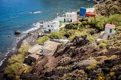 Небольшой поселок на берегу.