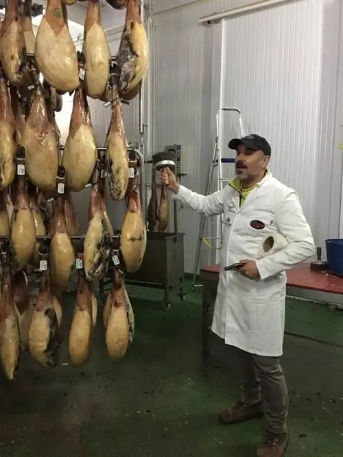 Склад был полон вкусной ветчины Иберико в Эстремадуре, Испания.