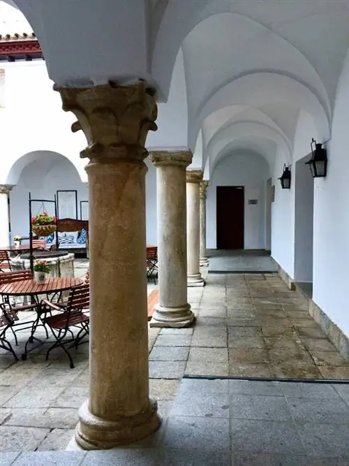 Арки украшают внутренний двор Parador de Merida, монастыря 18 века, который превратился в отель.