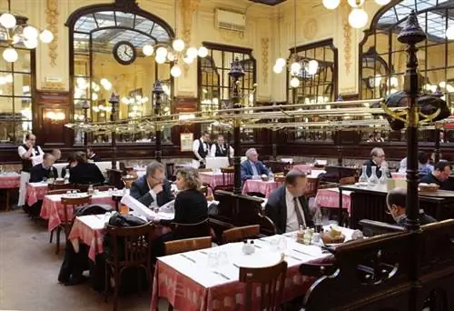 рядом с одним из оригинальных мест для вареной говядины в Париже, Bouillon Chartier.