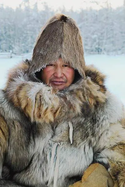 Многие села в Якутии маленькие, и их выживание зависит от мужчин. Иногда они являются единственными кормильцами. При холодных зимних температурах ниже 60 градусов по Цельсию они занимаются ручным трудом; пасут скот, рубят дрова, добывают питьевую воду и пасут оленей. Они играют неотъемлемую роль в семье и общественной жизни.