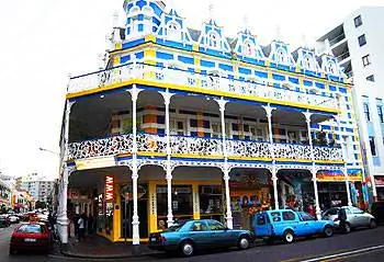 Ни один шоппинг не похож на витрину на Лонг-стрит, где вы можете прогуляться мимо викторианских зданий, подобных этим.