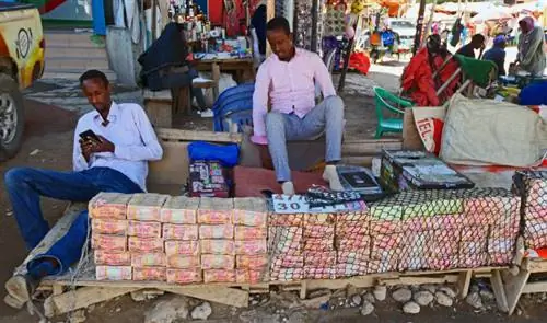 Менялы Харгейсы не боятся ограбления, несмотря на стопки купюр, на которых они сидят.