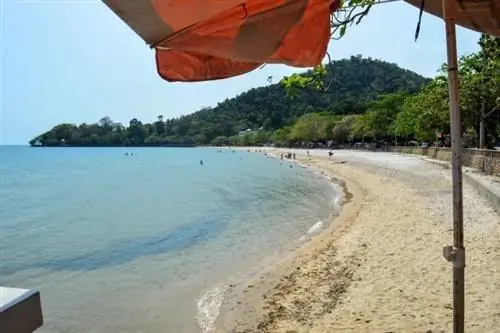 Песчаный пляж в Кепе, в 18 км от Кампота, Камбоджа. Фотографии Моники Грей.