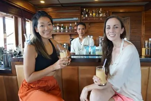 напитки в баре на яхте