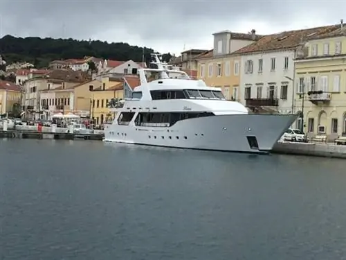 Большая яхта на острове Лошинь, Хорватия.