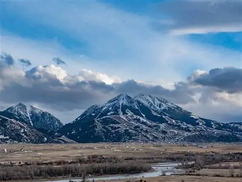 Поездка через Райскую долину дает непрерывный вид на реку Йеллоустоун, окруженную горами Абсарока-Медвежий Клык.