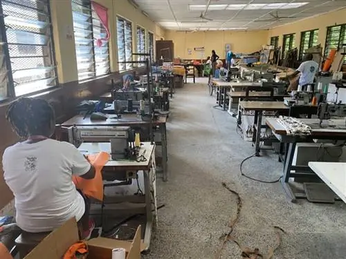 Портные и швеи производят не только одежду, но и сумки, подставки и салфетки.