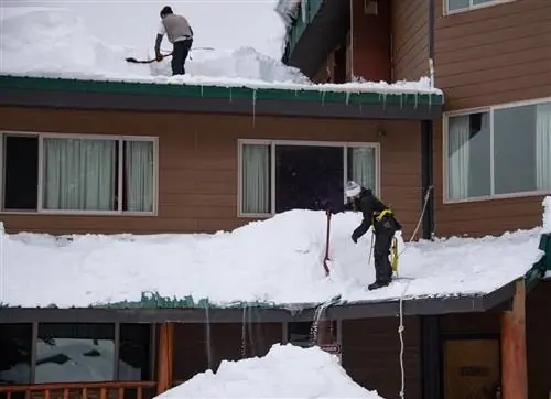 Удаление снега с крыш необходимо в Кук-Сити, чтобы крыша не обрушилась под тяжестью снега.