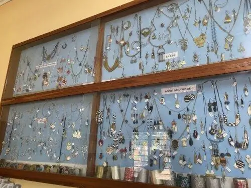 Дизайнер ювелирных украшений показала мне диапазон материалов, над которыми работает их команда, и разнообразие дизайнов, над которыми она работает.