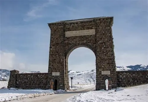 Арка Рузвельта, которая находится у северного входа в Йеллоустонский национальный парк, в 1903 году строилась за шесть месяцев и стоила 10 000 долларов. Сегодня эта стоимость составила бы около 250 000 долларов.