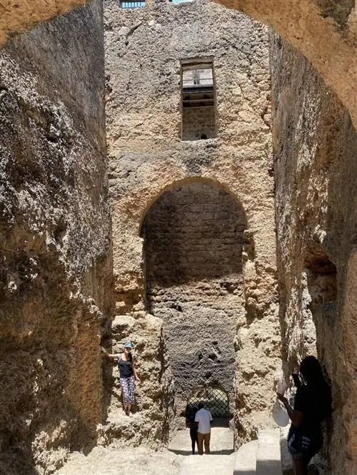 Многоуровневый форт находится в ключевом стратегическом торговом порту на восточном побережье Африки.