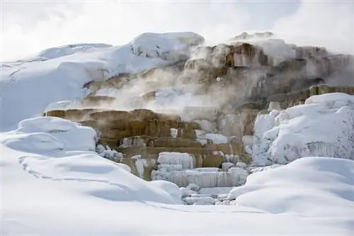 Террасы Мамонтовых горячих источников являются результатом смешивания воды с известняком и образования травертиновых образований.