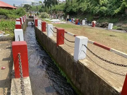 В Любе канал дает людям доступ к местам для купания.