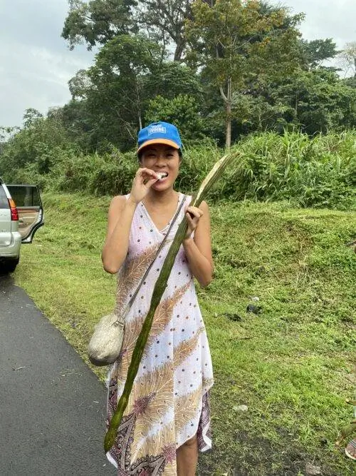 Автор перекусывает лонтроном в Экваториальной Гвинее.