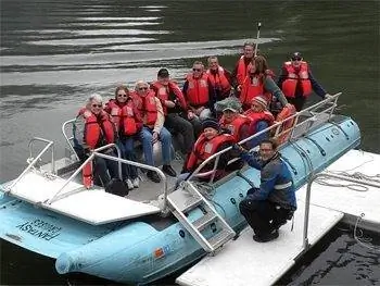 Групповая прогулка у побережья Аляски.