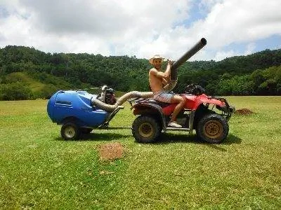 Механическое удаление конского навоза из загона на ферме - развлечение на все пять минут. Фотографии Себастьяна Андреассона.
