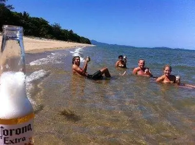 Наслаждаясь пивом в Тихом океане.