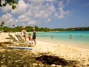 Семья наслаждается пляжем Sapphire Beach