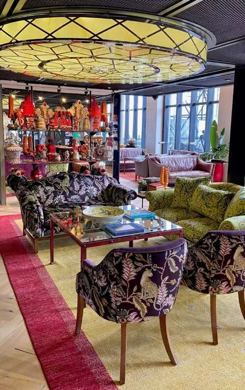 Гостиная у стойки регистрации отеля «Сило».