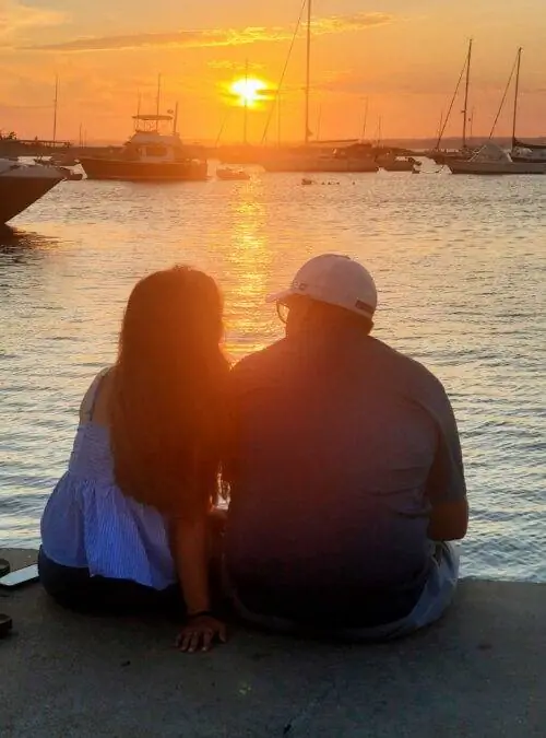 Смотреть закат на холме