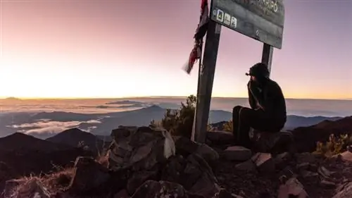 Холодный турист на вершине горы.