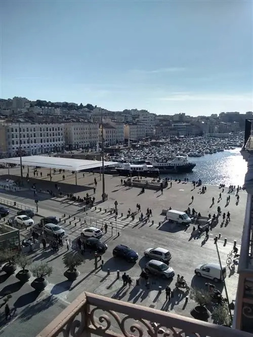 Старый порт Марселя оживлен перед закрытием в марте 2020 года.