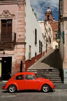 Посетителям будет прощено, если они поверят, что они в Испании.