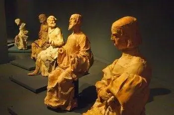 Скульптуры Тайной вечери в натуральную величину в Национальном музее Мачадо де Кастро в Коимбре.