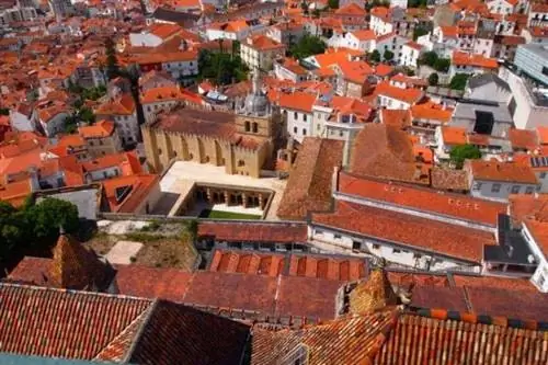 С видом на реку и крыши высоко над Коимброй, Португалия.