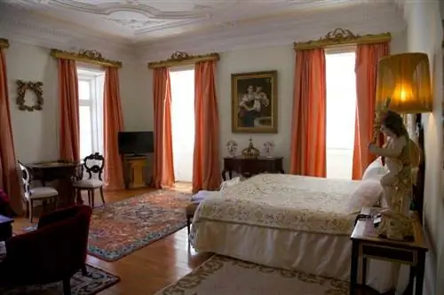 Роскошный зал с антиквариатом в отеле Casa da Insua в Визеу, Португалия.