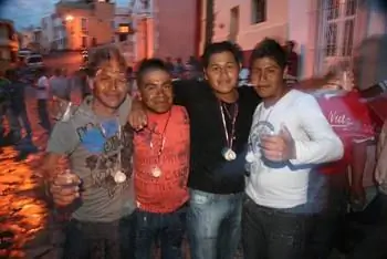 Туристы из столицы отдыхают от жизни большого города в очаровательном Сакатекасе. Маленькие керамические сосуды на их шее используются для питья мескаля или текилы.