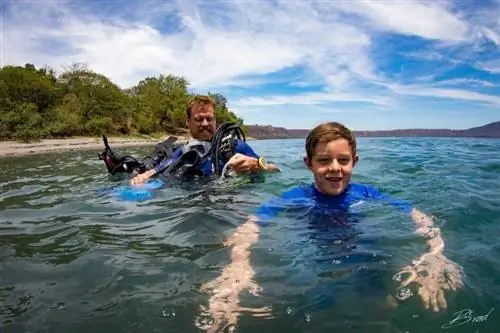 Наслаждаясь океаном в Аква.