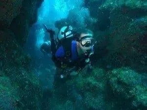 Фил путешествует по скалам вокруг дайв-сайта Black Rock 1