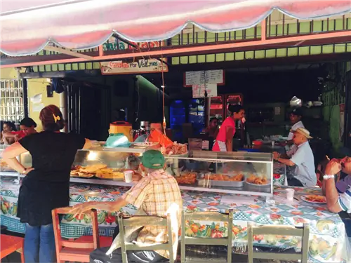 Местные жители едят в ресторане в Las Tablas Panama