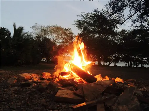 Вечерний костер в хостеле Venao Cove