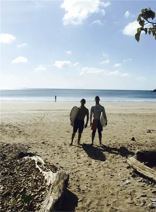 Ариэль и я с нашими досками для серфинга на Плайя Венао