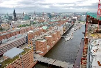 Вид с воздуха на традиционный пирс в Хафенсити