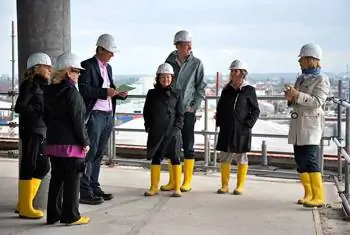 В сапогах и касках на вершине концертного зала Эльбской филармонии.