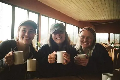 Некоторые друзья пьют agua dulce, коста-риканский напиток из растопленного тростникового сиропа и воды.